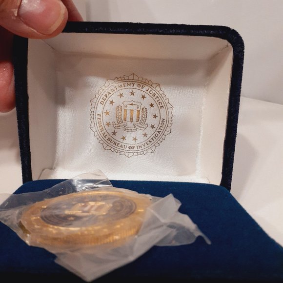FBI DEPARTMENT OF JUSTICE 1.75" CHALLENGE COIN & FBI DOJ .75" LAPEL~ HAT PIN - Picture 2 of 9